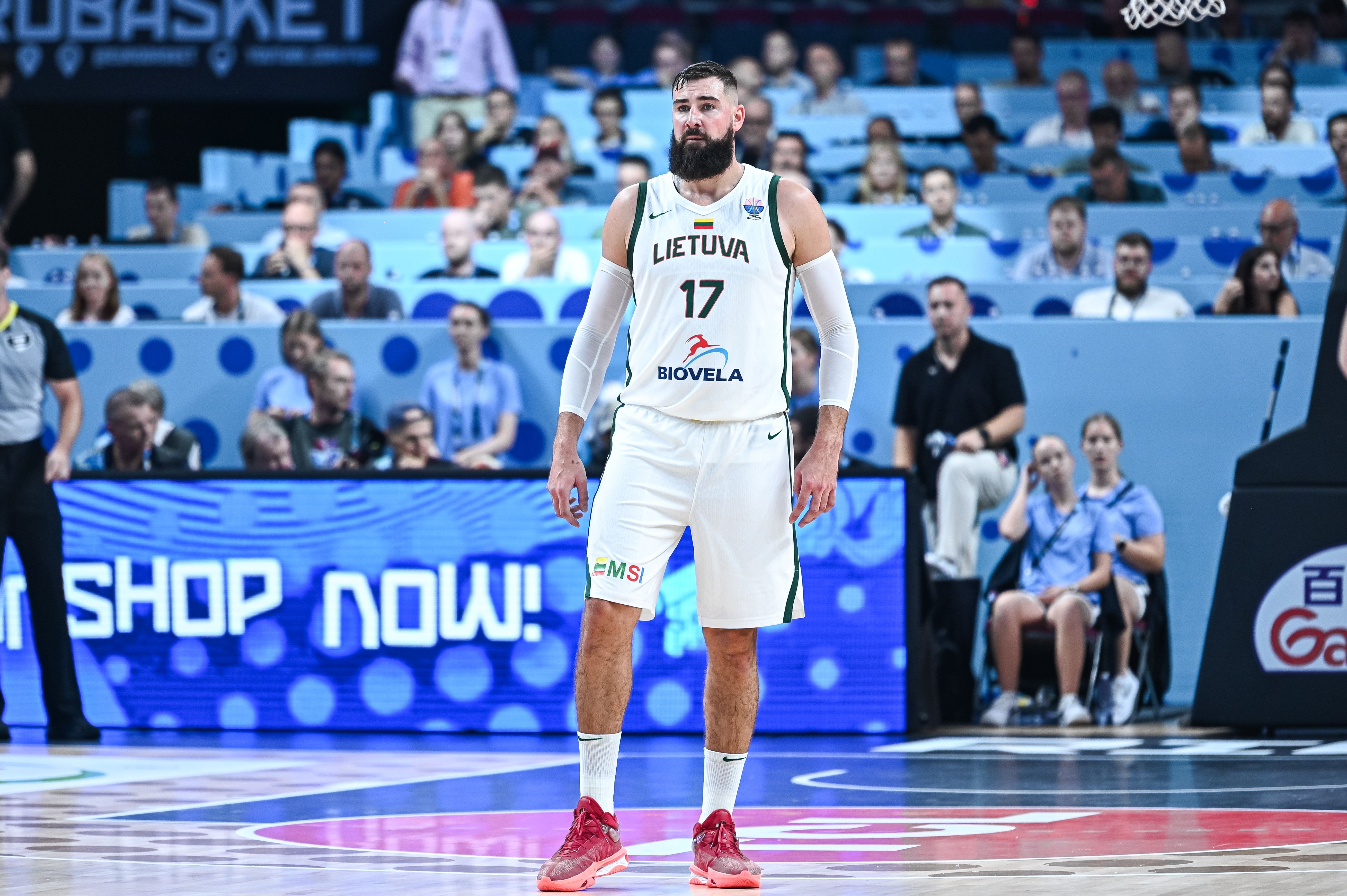 海星体育平台-依然是国家队大腿！瓦兰丘纳斯场均19.4分钟 砍下15.7分6.7板