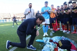 那不勒斯主帅孔蒂赛前为去世的莱切理疗师献花，并单膝下跪哀悼