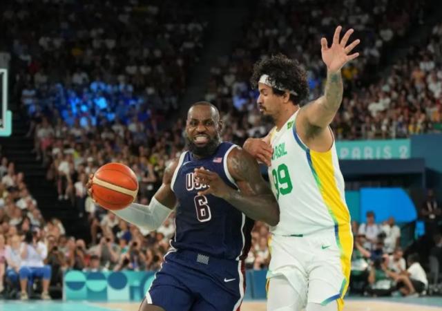 海星体育官网-17分钟9次助攻盘活全队 詹姆斯是梦之队绝对统帅