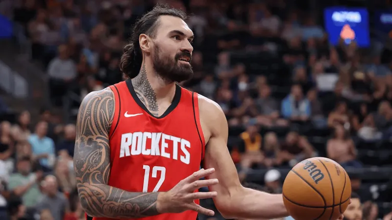 亚当斯全场出战18分钟，5中2得到4分7篮板1助攻2抢断