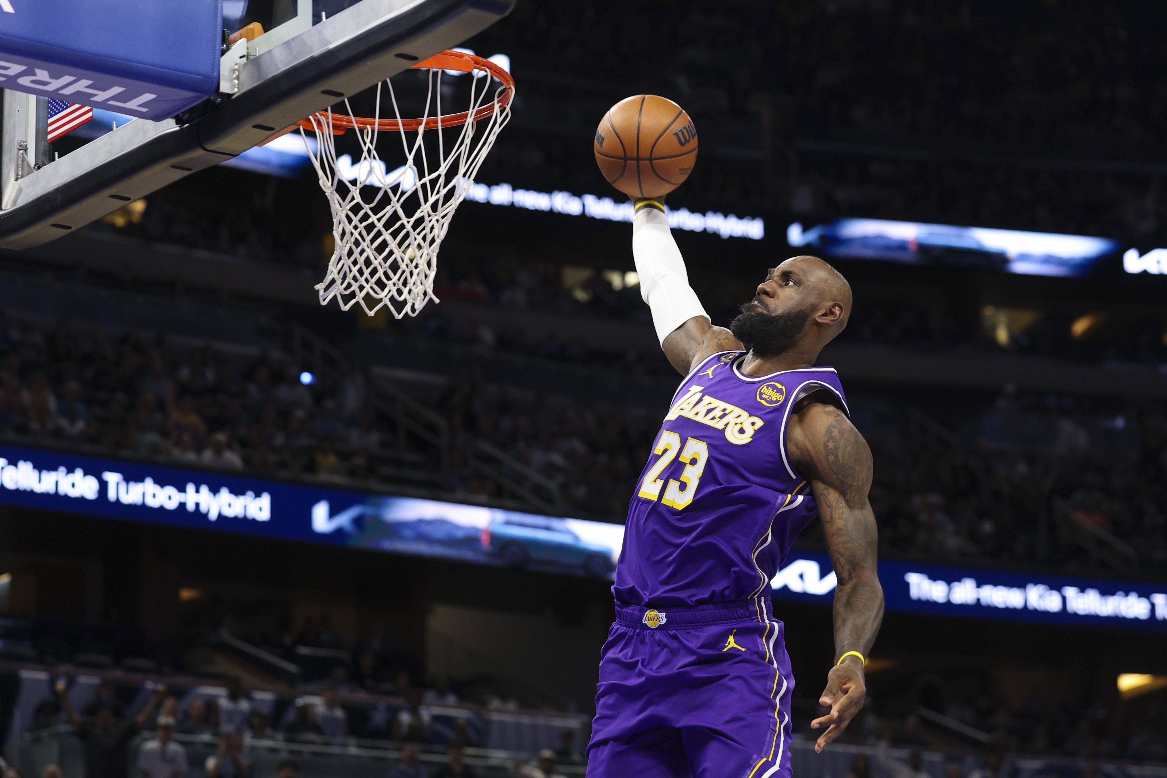 海星体育官网-詹姆斯缺战雷霆！名记：湖人四天三赛 反正上也要输还不如休息！