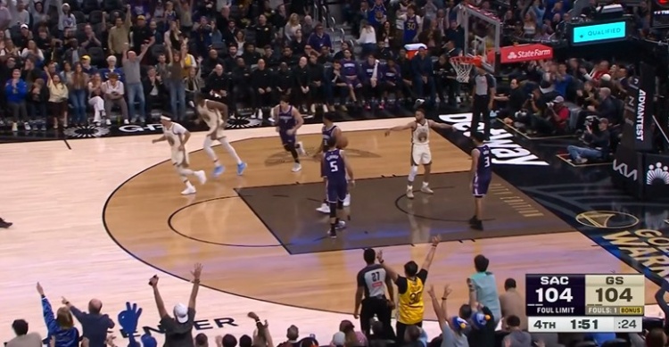 海星体育直播-力挽狂澜！库里三分命中扳平比分 随后助波杰姆斯基三分反超